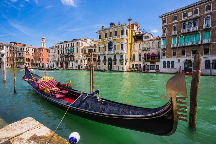 威尼斯里有什么小艇（威尼斯的小艇长什么样图）