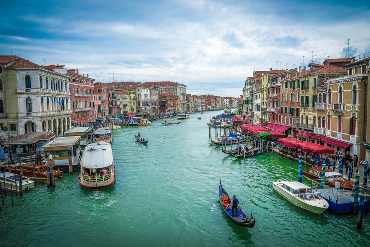 威尼斯运河视频大全（威尼斯运河是海水吗）